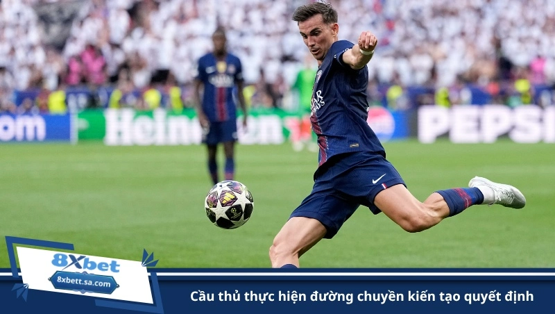 cầu thủ thực hiện đường chuyền kiến tạo quyết định