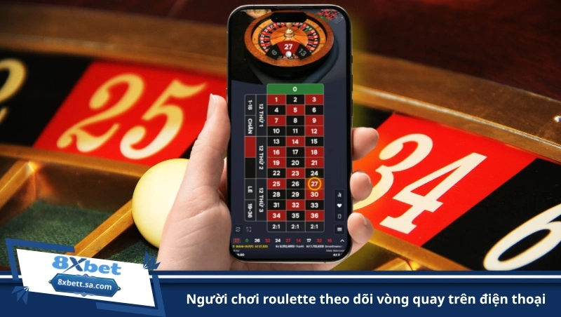 người chơi roulette theo dõi vòng quay trên điện thoại
