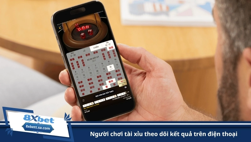 người chơi tài xỉu theo dõi kết quả trên điện thoại