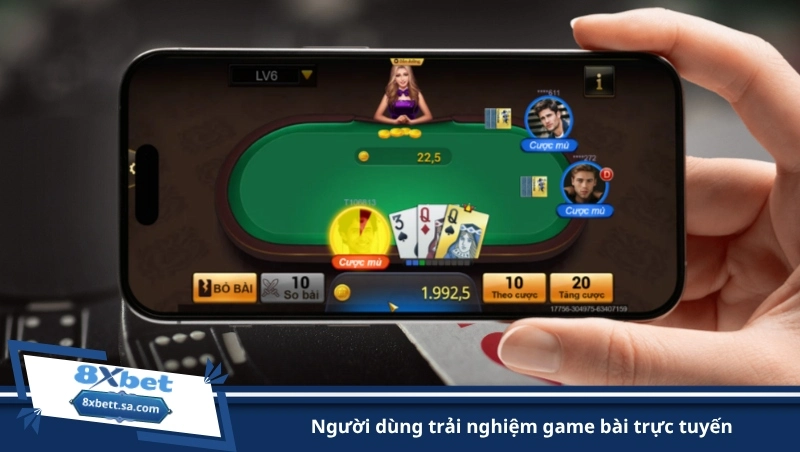 người dùng trải nghiệm game bài trực tuyến